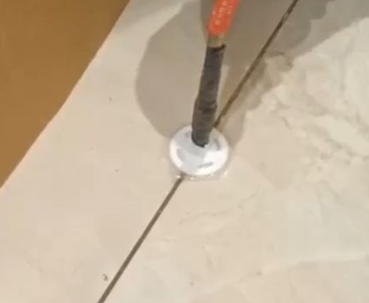 临淄瓷砖空鼓维修公司专业解答瓷砖在铺贴过程中，如果没有涂抹均匀到位的粘结材料（如水泥砂浆或瓷砖胶），可能会导致以下问题