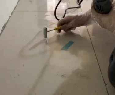 临淄瓷砖开裂维修公司专业分享瓷砖在铺贴前如果没有沥干水分，将会导致以下问题